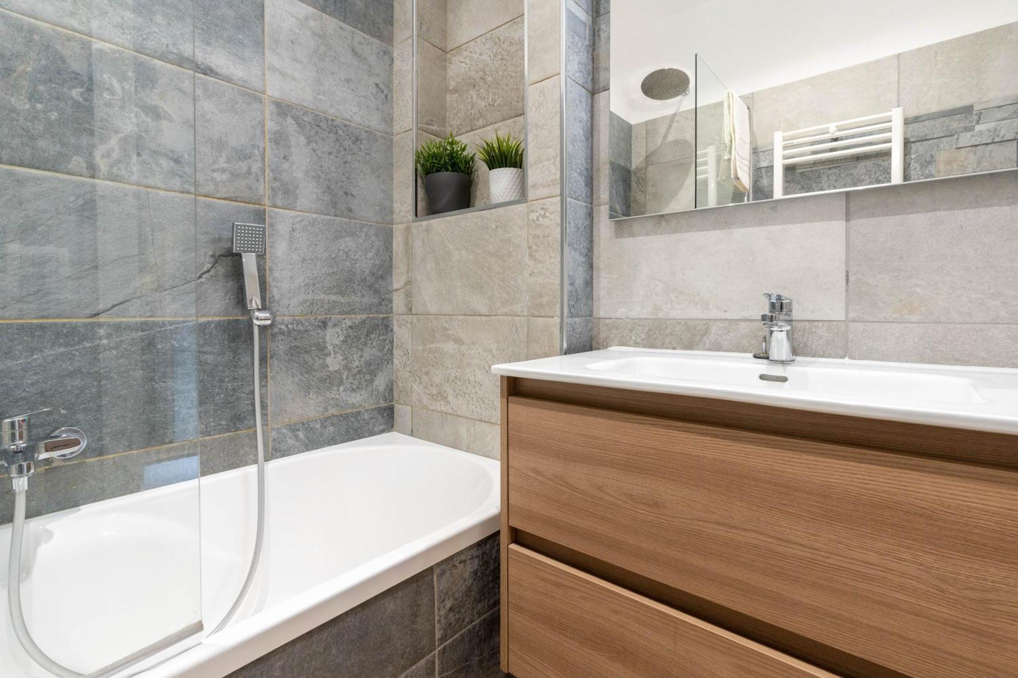 {10 Minutes From Centre} Free Wi-fi & Netflix